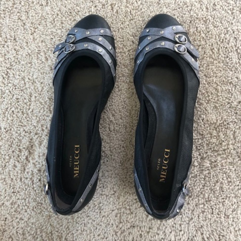 Sesto Meucci black leather pump with silver straps